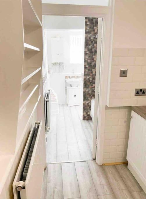 Lovely Two Bedroom Apartment, With Private Garden! Torquay Exterior photo