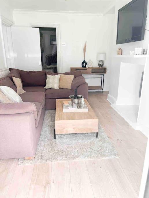 Lovely Two Bedroom Apartment, With Private Garden! Torquay Exterior photo