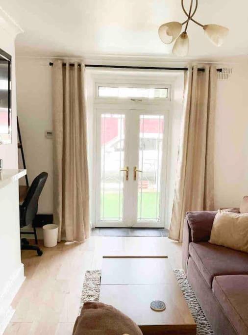 Lovely Two Bedroom Apartment, With Private Garden! Torquay Exterior photo