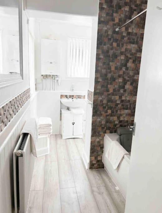 Lovely Two Bedroom Apartment, With Private Garden! Torquay Exterior photo